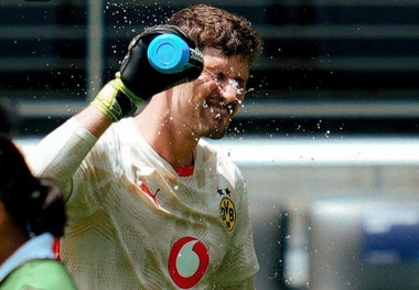 بازیکنان دورتموند از ترس آفتاب قایم شدند!+ عکس