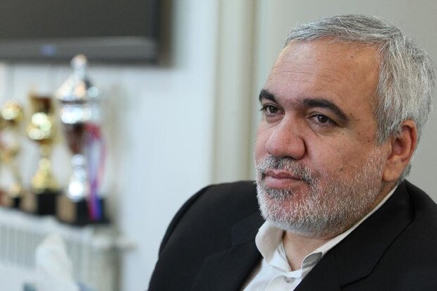 فتح الله زاده: آقای تاج! سوت های کثیف را جمع کن+ عکس