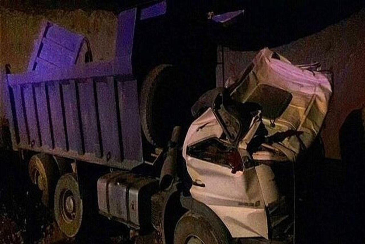  سقوط یک کامیون به گودال ۱۰ متری منجر به مرگ راننده شد+ عکس