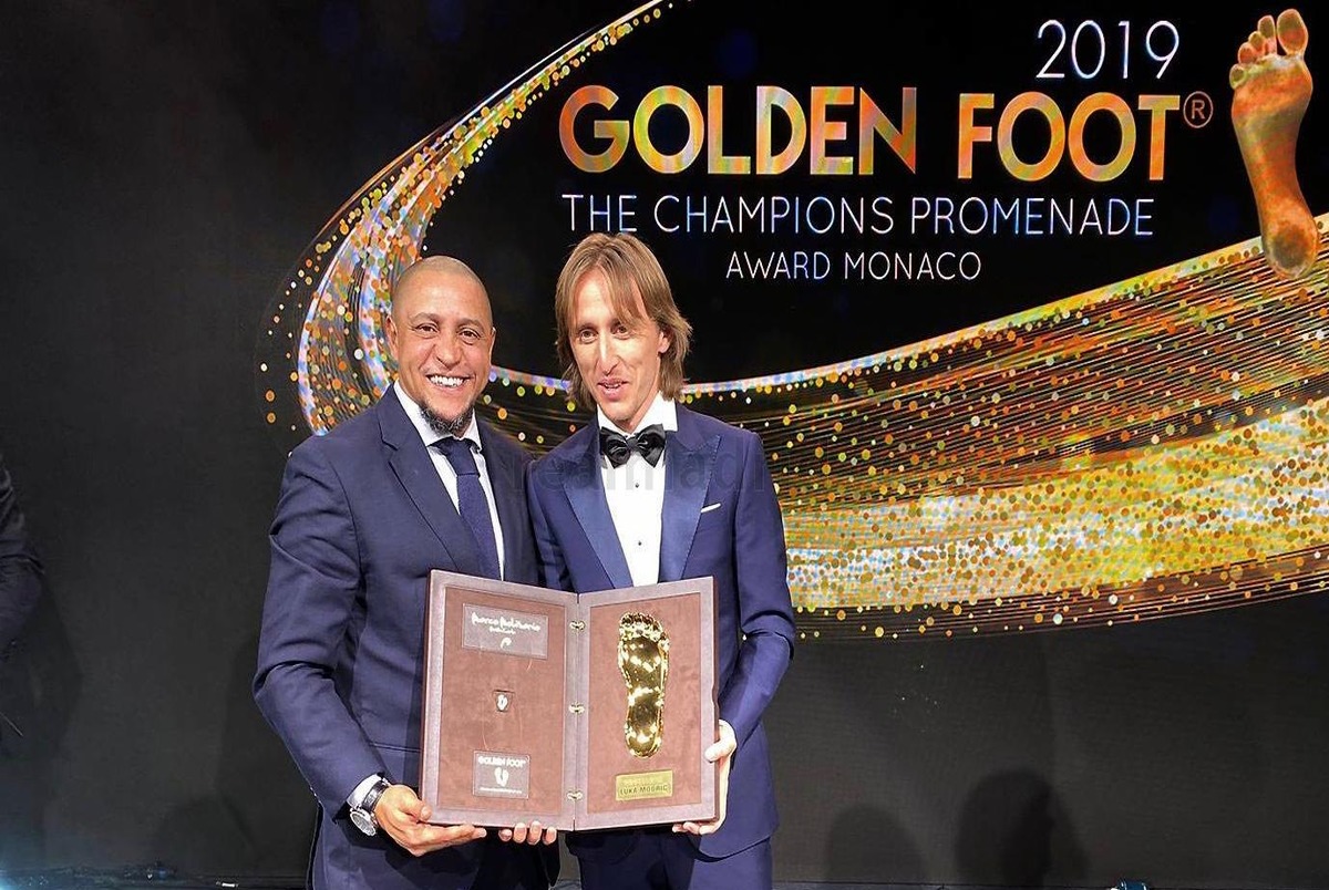 بازیکن رئال مادرید جایزه «پای طلایی» 2019 را دریافت کرد+عکس
