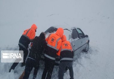 امداد راهداران آستارا به ۷۶۰ خودروی گرفتار در برف