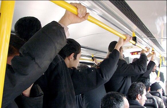 فاصله گذاری اجتماعی در حمل و نقل عمومی تهران؛ از حرف تا عمل