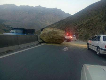 سقوط سنگ بزرگ در جاده هراز  جاده بازگشایی شد