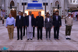 ادای احترام معاون وزیر دفاع پاکستان نسبت به حضرت امام خمینی(س)