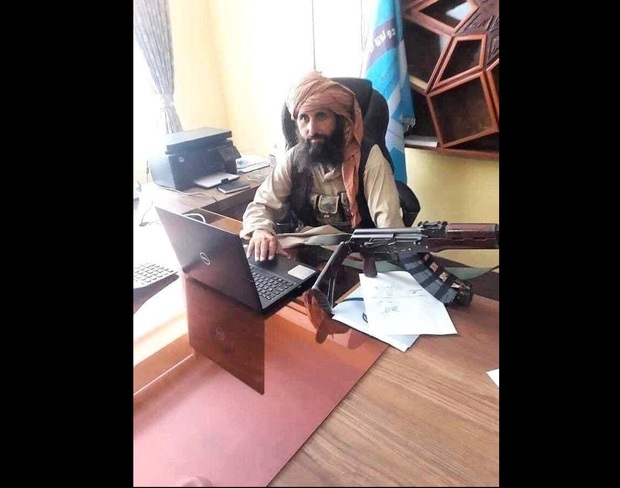 رئیس طالبانی بانک مرکزی افغانستان با مسلسل به سر کار رفت! + عکس