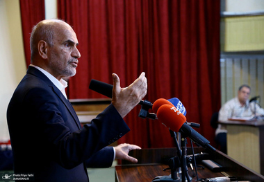 هشدار صریح فرشاد مومنی به دولت: شعار استقلال اقتصادی می‌دادیم، کجا رفته آن غیرت؟ ۲۴ میلیون تن غذای اساسی وارد می‌کنیم!چشم‌پوشی از گرانی جهانی مواد غذایی یعنی بحران معیشتی بیشتر/این نسخه خصوصی‌سازی دروغ بزرگی است که صنعت خودرو را به واردات وابسته‌تر می‌کند