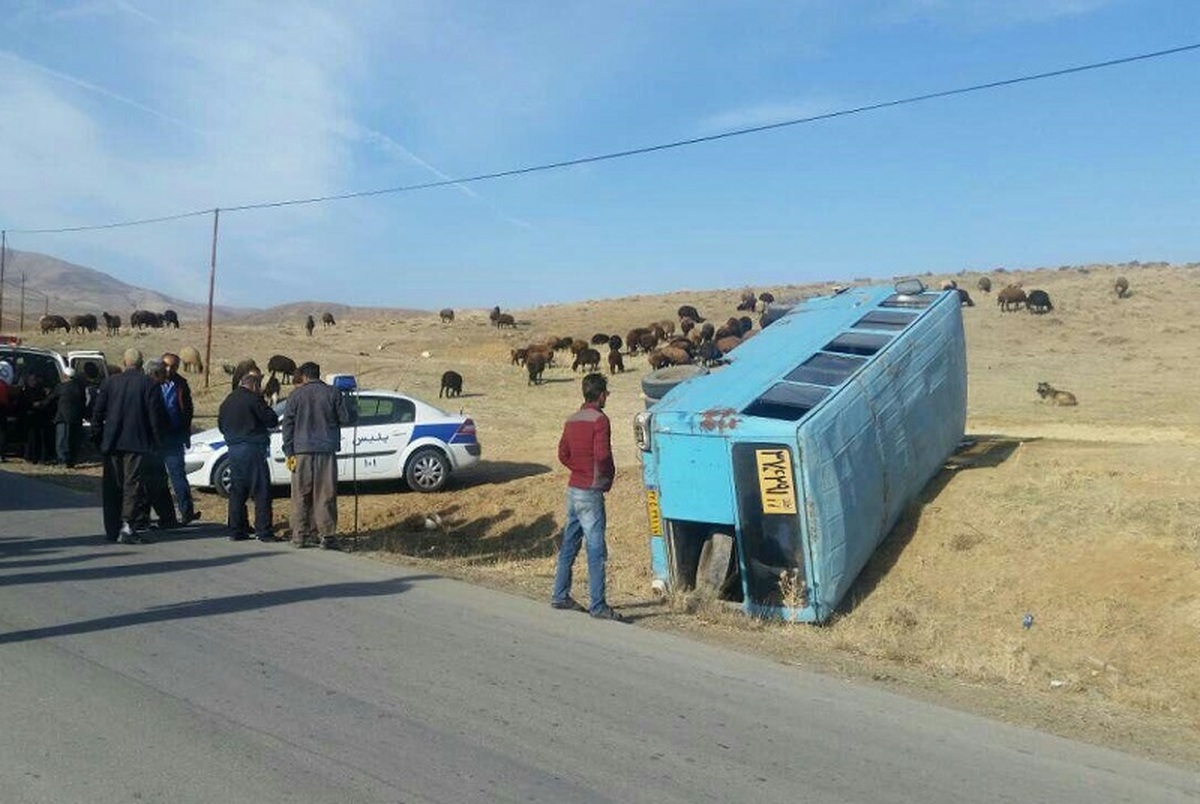  مصدومیت11 دانش آموز دختر بر اثر تصادف مینی بوس 