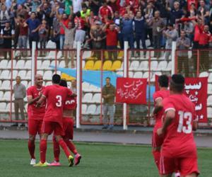 خوشحالی تماشاگران سپیدرود در بیرون از ورزشگاه شهید عضدی رشت