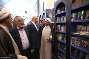 بازدید رئیس مجلس از نمایشگاه عکس امام خمینی