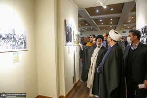 بازدید رئیس موسسه تنظیم و نشر آثار امام خمینی (س) از نمایشگاه عکس «امام دل‌ها‎»  و گذر فرهنگی هفته بر آستان آفتاب