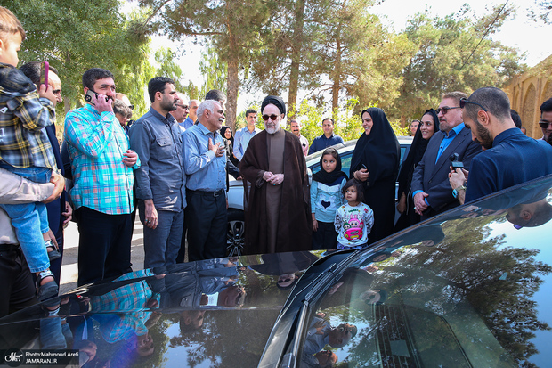 گفت و گوی صمیمی سید محمد خاتمی با اقشار مختلف مردم در گلزار شهدای اردکان