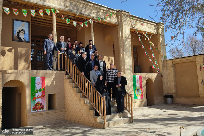 حضور اقشار مختلف مردم به مناسبت دهه فجر در بیت تاریخی امام خمینی (س)