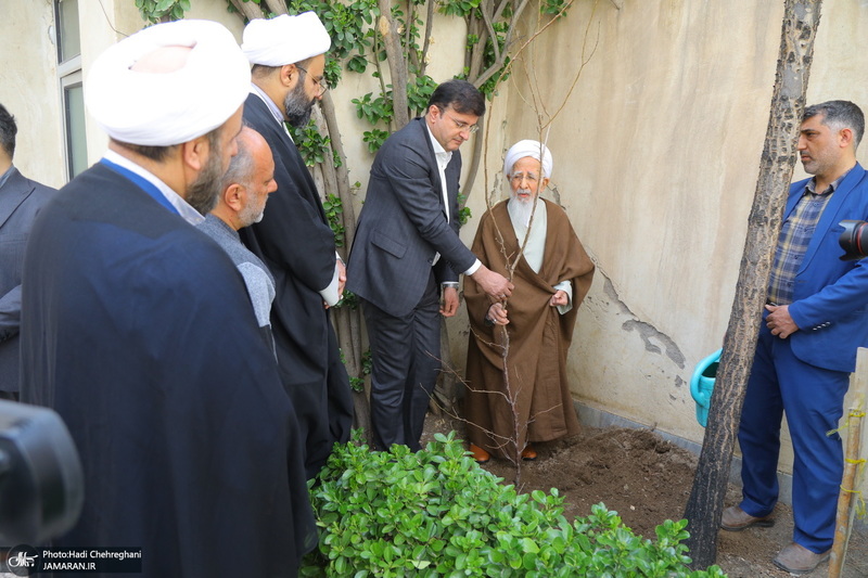 کاشت نهال توسط آیت الله العظمی جوادی آملی در هفته درختکاری
