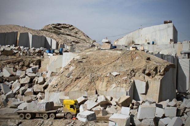 124 هزار تن ماده معدنی در نقده استخراج می شود