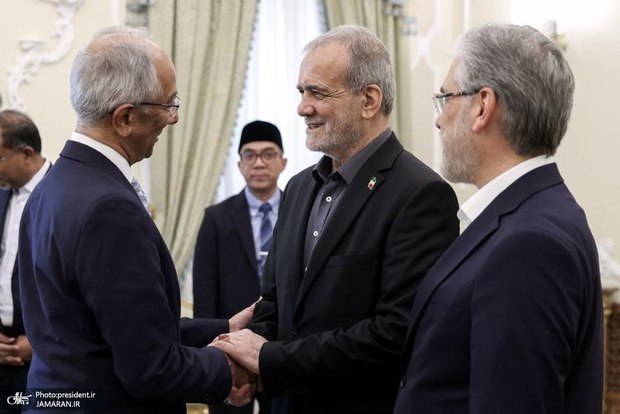 پزشکیان: اگر کشورهای اسلامی با یکدیگر صمیمانه همکاری کنند، گستره وسیع جغرافیایی، جمعیت 1.8 میلیارد نفری و ظرفیت‌های خدادادی می‌تواند به راحتی آنها را به جایگاه اول علمی و تکنولوژیک جهان برساند؛ چنانکه پیش از این در این جایگاه بودند