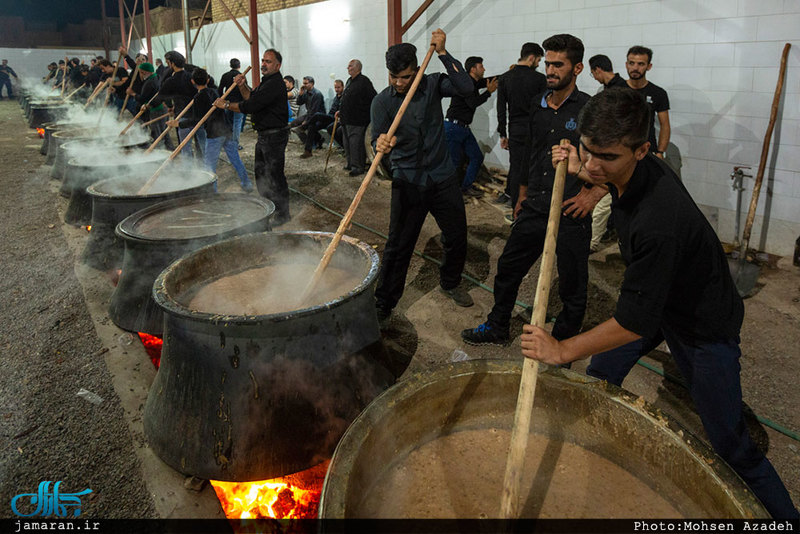 تهیه آش امام حسین(ع) در روستای رحمت‌آباد یزد