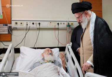 عیادت رهبر انقلاب از آیت‌الله العظمی نوری همدانی