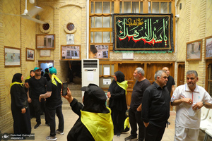 حضور زائران در بیت تاریخی حضرت امام در نجف در روزهای منتهی به اربعین