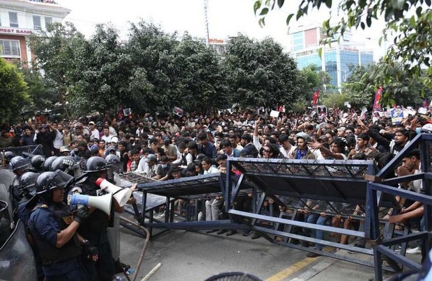 فیلتر شبکه‌های اجتماعی نپال را به آشوب کشاند/کشته شدن 17 نفر در اعتراضات گسترده مردمی+تصاویر