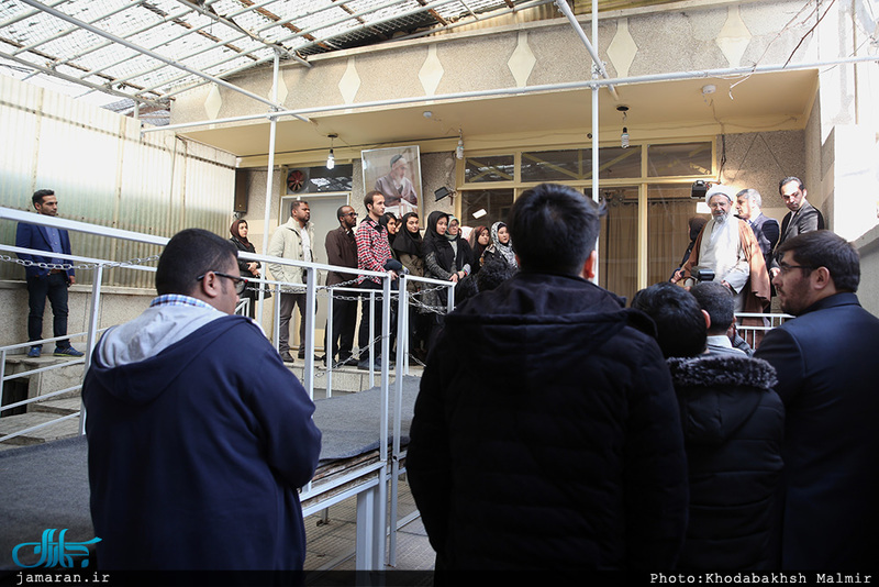 بازدید جمعی از دانشجویان زبان فارسی کشورهای خارجی از بیت امام در جماران 