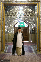 غبارروبی مضجع مطهر حضرت امام رضا(ع) با حضور رهبر انقلاب