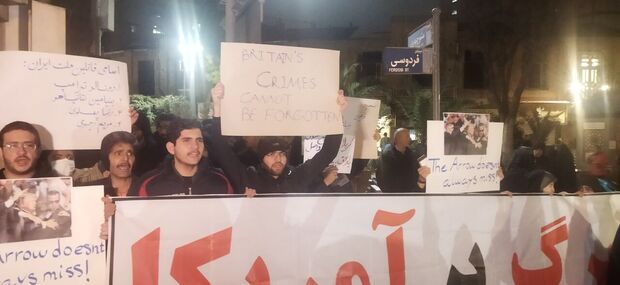 تجمع دانشجویان در مقابل سفارت انگلستان در تهران + عکس