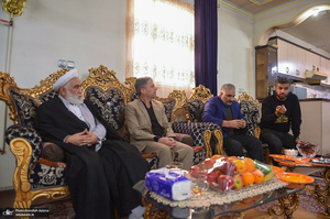 حضور رییس دفتر تولیت حرم مطهر حضرت امام خمینى(س) در منزل مرحوم ابوالفضل چزانی