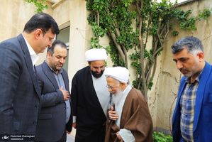 کاشت نهال توسط آیت الله العظمی جوادی آملی در هفته درختکاری