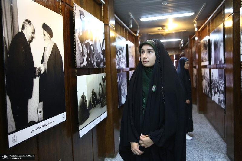 بازدید جمعی از دانش آموزان مدرسه انقلاب کرج از بیت امام خمینی در جماران