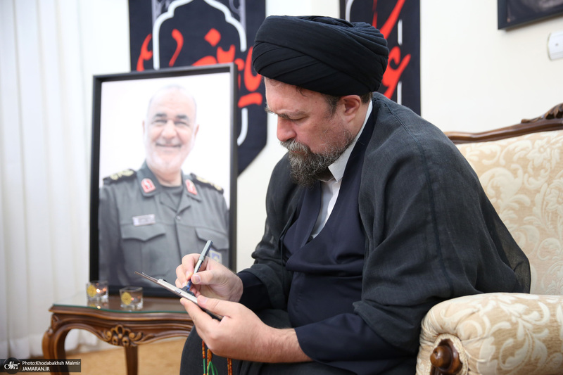 حضور سید حسن خمینی در منزل سردار شهید سلامی با خانواده این شهید والامقام دیدار و گفت‌وگو کرد.