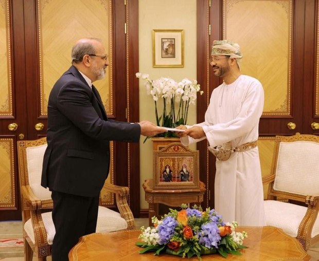 پیام عراقچی به وزیر خارجه عمان ابلاغ شد + عکس