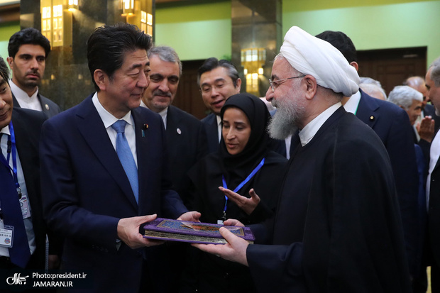 دیدار رییس‌جمهور روحانی و نخست‌وزیر ژاپن از نمایشگاه نودمین سال روابط دیپلماتیک دو کشور