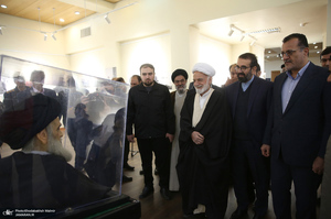 بازدید آیت الله دری نجف آبادی از نمایشگاه عکس امام دل‌ها‎
