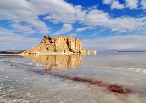 25 میلیون متر مکعب آب از سد مهاباد به دریاچه ارومیه رهاسازی شد
