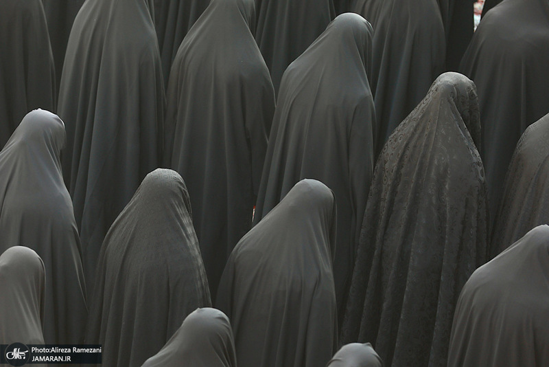 اقامه نماز باران- پرتره زن چادری زن چادری پرتره چادر