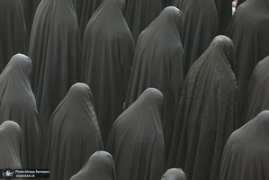 اقامه نماز باران- پرتره زن چادری زن چادری پرتره چادر