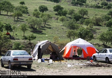 برپایی چادرهای گردشگران نوروزی در طبیعت سرسبز ایلام