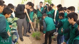 دانش آموزان لرستانی با شعار دوستی با طبیعت، اقدام به کاشت نهال کردند