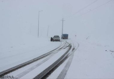 بارش برف گردنه‌های شهرستان کوهرنگ را مسدود کرد