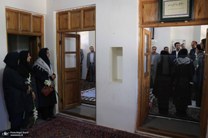 بازدید جمعی از کارکنان وزارت اقتصاد و دارایی استان مرکزی از بیت و زادگاه حضرت امام خمینی (س)