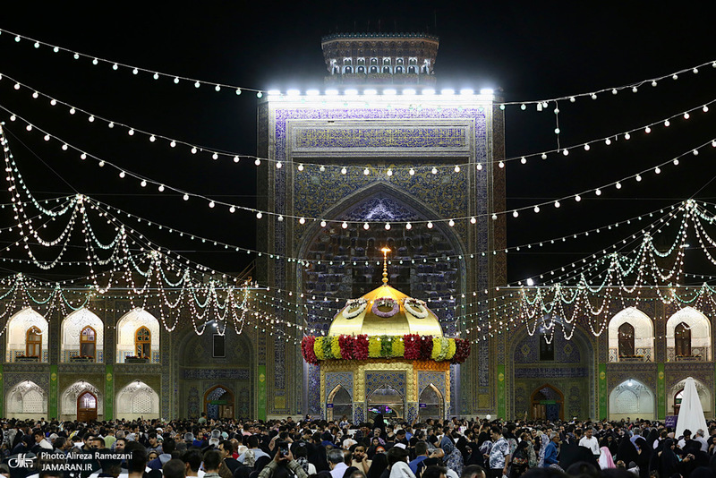 حال و‌هوای حرم مطهر رضوی در شب ولادت امام رضا (ع)