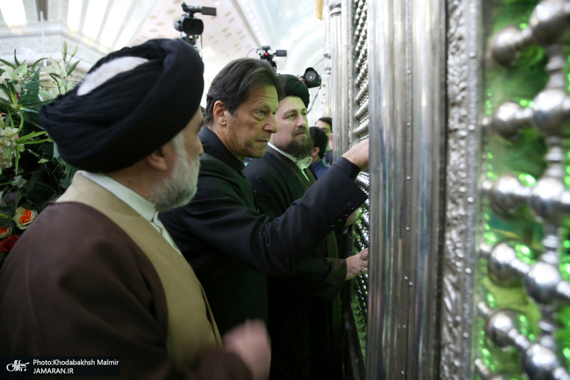 ادای احترام نخست وزیر پاکستان به مقام شامخ امام خمینی(س)