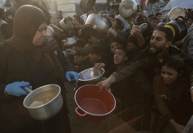 گزارش نیویورک‌تایمز از غزه: رمضان در سایه جنگ؛ مردمی که برای یک وعده غذا می‌جنگند