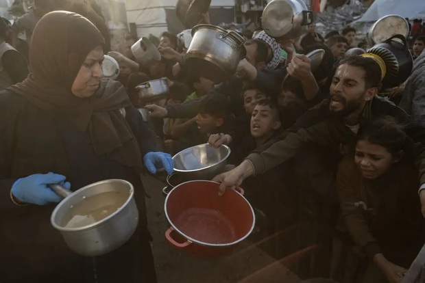 گزارش نیویورک‌تایمز از غزه: رمضان در سایه جنگ؛ مردمی که برای یک وعده غذا می‌جنگند