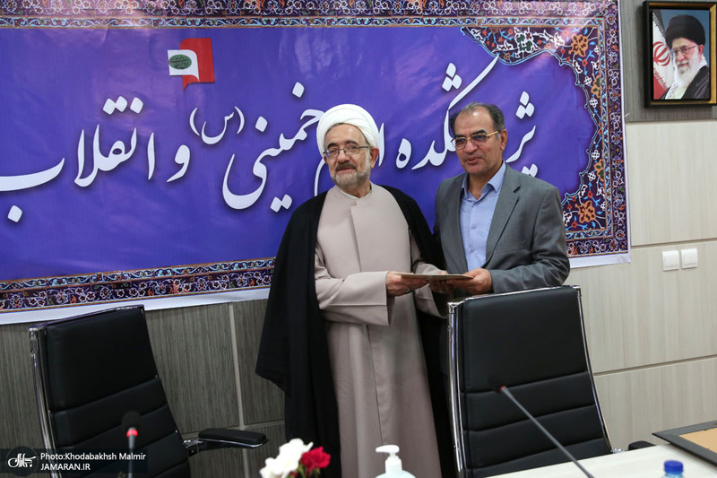 نشست صمیمانه اعضا هیات علمی پژوهشکده امام خمینی و انقلاب اسلامی با تولیت  معزز به مناسبت روز معلم