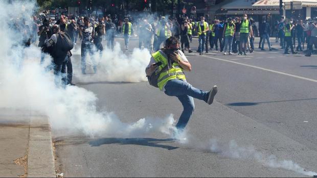 حمله پلیس فرانسه به معترضان جلیقه زرد