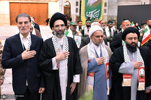 عطرافشانی حرم امام خمینی(س) توسط بسیجیان کاشانی