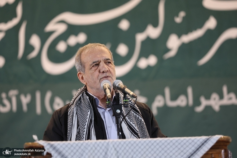 گردهمایی مسئولین بسیج دانشجویی و طلاب بسیجی در حرم امام با سخنرانی رئیس‌جمهور پزشکیان (60)