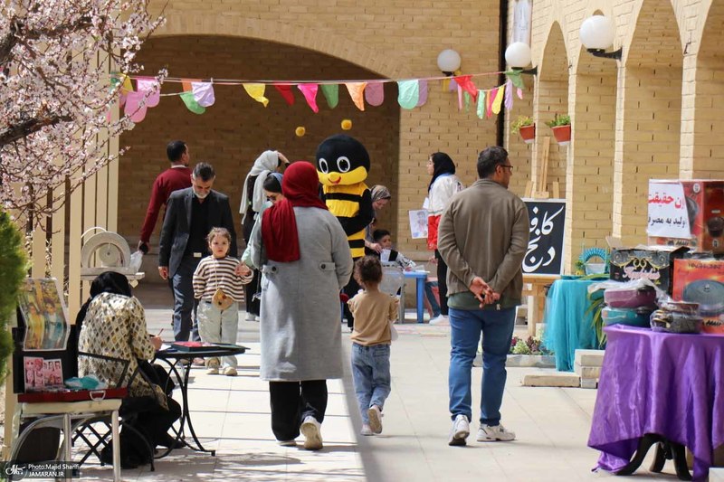 ازدید خانوادگی گردشگران نوروزی از بیت تاریخی حضرت امام در خمین