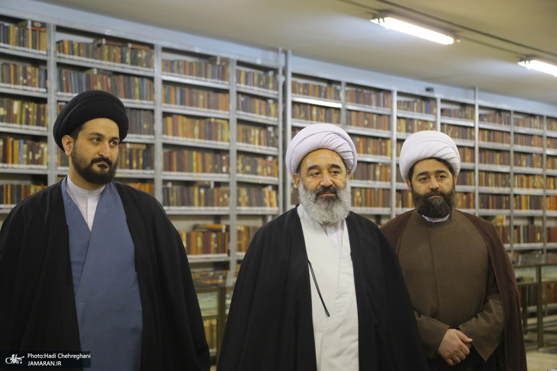 مراسم اهدای نسخه‌های خطی کتابخانه مرحوم آیت الله شاه آبادی به کتابخانه مرحوم آیت الله العظمی مرعشی نجفی